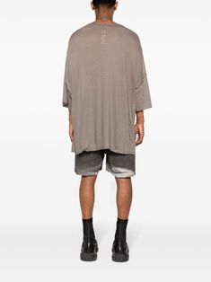 Taupe jersey T-shirt from Rick Owens, with dropped shoulder and loose fit. Oversized T-shirt With Shirttail Hem For Summer, Versace Designer, Shirt Oversize, Taupe Grey, T Shirt Oversized, Cool Socks, Shirt Skirt, Shirt Accessories, Lace Boots