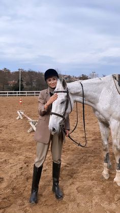 Hijab Riding Horse, Hijabi Equestrian Outfits, Muslim Horse Riding, Hijabi Horse Riding Outfit, Horse Riding Outfit Hijab, Modest Horse Riding Outfit, Hijabi Horse Riding, Hijab Equestrian, Riding Horses Outfit