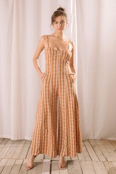 This beige and orange gingham print jumpsuit is sure to be a stunning addition to your wardrobe! It features a sweetheart neckline with a lining beneath the bust, spaghetti straps that adjust, an empire waist, and a wide-leg palazzo cut. A back zipper ensures easy removal and application, while the classic gingham print allows for endless styling possibilities. Stand out in style this season with this chic jumpsuit! Material:Rayon Final Sale – No return / Exchange Gingham Outfit Ideas, Gingham Jumpsuit, Gingham Romper, Gingham Outfit, Orange Gingham, Jumpsuit Fall, Wedding Jumpsuit, Jumpsuit Chic, Print Jumpsuit