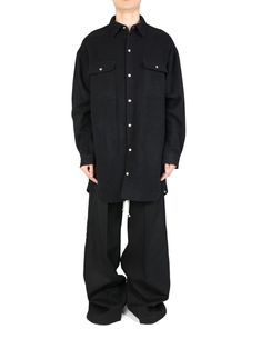 black organic cotton blend long sleeves two chest flap pockets buttoned cuffs oversize frame City Shorts, Balenciaga Track, Balenciaga Triple S, Short Suit, Summer Beach Wear, Espadrille Shoes, Light Jacket, Oversized Shirt, Rick Owens