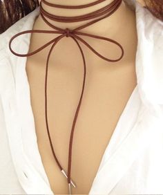 Imagem de Chuck Tumblr que estão na tendência Fall And Winter Outfits, Choker Collar Necklace, Rope Wrapped, Choker Collar, Long Black, Last Chance, Collar Necklace, Fall And Winter, Elegant Woman