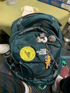 Backpack Aesthetic North Face, Aesthetic Hiking Backpack, Camping Bag Aesthetic, Hiking Bag Aesthetic, The North Face Backpack Outfit, Outdoorsy Backpack, The North Face Backpack Aesthetic, Granola Backpack, Granola Girl Backpack