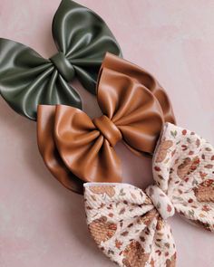 Your husband called. He said your daughter needs these for her fall wardrobe 😉 Hate to admit it, but he's not wrong 🤷🏼‍♀️ Look at those PLEATHERS 😍 We're dreaming about crisp air, cozy sweaters, autumn foliage, and NEW hair bows! Fall release is on Saturday! Set your alarms now for 11 am EST ⏰️ Fall Hair Bows, Bows Ideas, Fall Hair Bow, Cozy Sweaters Autumn, Fall Bows, Autumn Foliage, Crisp Air, Admit It, Christmas Bows