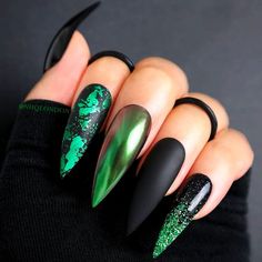 Nagel Stamping, Unghie Sfumate, Witch Nails, Nail Sequins, Witchy Nails, Halloween Acrylic Nails, Green Nail, Stiletto Nails Designs