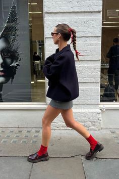 Red Socks, Loafers Outfit, Mode Zara, Skandinavian Fashion, Sock Outfits, Trendy Outfits Winter, Chique Outfits, Corporate Outfits, Fall Inspo