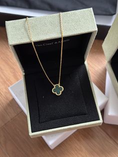 Van Cleef Arpels Necklace Green, Von Cleef Necklace, Green Vca Necklace, Green Van Cleef Necklace, Gold Van Cleef Necklace