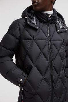 An innovative spirit is reflected in the Averole down jacket that takes diamond quilting to another level. The bold, graphic pattern adds texture to the micro chic puffer, while a detachable hood enhances protection. Nodding to iconic Moncler Maya, the short down jacket is finished with an emblematic patch pocket on the sleeve. Featured in a loose fit, the short warmer is a finishing touch to a range of looks. Luxury Down Outerwear With Padded Collar, Luxury Black Quilted Jacket For Winter, Luxury Black Quilted Jacket, Luxury Down Outerwear With Detachable Hood, Black Luxury Outdoor Outerwear, Luxury Black Sport Coat For Winter, Black Luxury Winter Sport Coat, Luxury Black Winter Sport Coat, Luxury Outdoor Outerwear With Detachable Hood