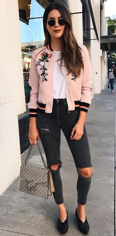 Street style look com bomber jacket rosa. Anna Dello Russo, Fashion Style Women, Elegante Casual, Sarah Jessica Parker, Alexa Chung, Blake Lively, Bomber Jackets, Inspired Outfits