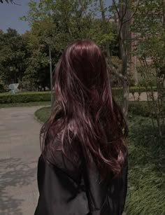 long straight wavy beautiful dark red shiny hair aesthetic glossy chinese japanese korean trendy 2022 xiaohongshu 小红书 core anime manga manhwa Dark Cherry Red Hair Asian, Aesthetic Dark Red Hair, Hair Tint For Dark Hair, Dark Res Hair, Dark Red Hair Color Aesthetic, Dark Red Hair Korean, Dark Coloured Hair, Coloured Hair Aesthetic, Red Hair On Dark Hair