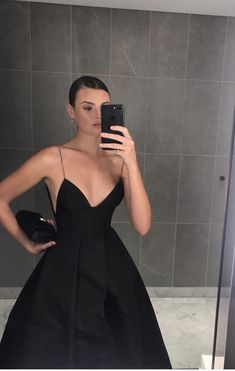 Chic Black Outfits, Minimalist Gown, Money Dress, Gala Outfit, All Black Dresses, Prom Dress Inspiration, Take A Photo, Moda Vintage