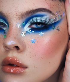 What can be more iconic for a winter makeup look than snowflakes? They’re alluring, magical, and too beautiful to ignore. These snowflake makeup ideas capture the beauty of the colder months fabulously. Snowflake Makeup, Snow Makeup, Makeup Looks Winter, Holiday Eye Makeup, Wonderland Makeup, Trending Looks