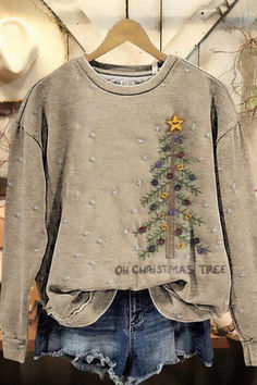 🎄 Vintage Christmas Collection 🎄 Step back in time with our new vintage Christmas-themed sweatshirts! These captivating designs are crafted with quality you can trust and styles that unforgettable. ✨ Perfect for the holiday season, with irresistible discounts happening now. Don't wait—this limited-time offer won’t last! Retro Christmas Tree, Vintage Art Print, Christmas Tree Pattern, Christmas Fashion, Retro Christmas, Christmas Women, Christmas Sweatshirts