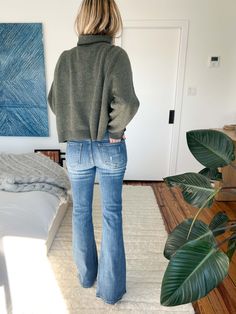 Womens Jeans Fall 2023, Style For Fall 2024, Hoc Dramatic Natural, Flare Jean Casual Outfit, Bootcut Jeans Outfit Casual Winter, Jeans For Winter For Women, Risen Brand Jeans, Kick Jeans Outfits, Best Jeans For Women 2023