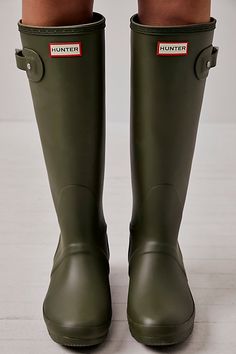 Get through rainy days with ease in these classic rubber rain boots. In a matte rubber this style features a buckle accent on the side, logo detailing in front, and treaded rubber sole. Rain Shoes Women Nordstrom, Green Hunter Boots, Rain Boot Outfit, Countryside Fashion, Hunter Boots Outfit, Hunter Wellies, Hunter Rain Boots, Wellington Boots, Women Hunters