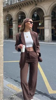 Minimalismo vintage: 30 looks monocromáticos que debes probar 8 Chic Blazer Outfit, Brown Blazer Outfit, Oversized Blazer Outfit, Blazer Outfits For Women, Chic Blazer, Blazer Fashion, Street Style Chic, Blazer Outfits