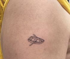 a small boat tattoo on the left thigh