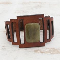 Combining the colors of chestnut and meadows this bracelet is a fashionable companion wherever it goes. Vera Mariano crowns brown leather with green jasper. Elaborated with elegant openwork designs the wristband recalls Art Deco designs. Cowhide Diy, Leather Wristbands, Green Jasper, Jasper Bracelet, Wristband Bracelet, Women's Slippers, Handcrafted Leather, Jewelry Packaging, Art Deco Design