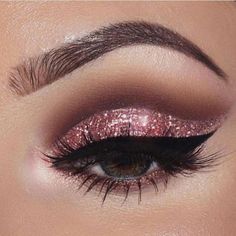 Un buen delineado de ojos resaltará tu maquillaje. Sparkly Eye Makeup, Pageant Makeup, Make Up Designs, Beauty Tutorial, Eyeliner For Beginners, Sparkly Eyes, Bedroom Eyes, Glitter Eye Makeup, Smink Inspiration