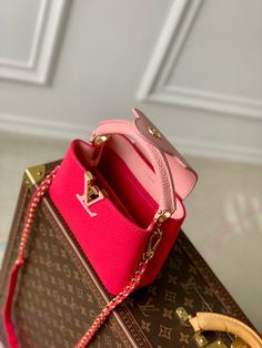 Size: 21cm*14cm*8cm It comes with Dust box, Care manual, Tag, and Paper bag. Kirkland Washington, New Handbags, Fashion Statement, Wellness Design, Paper Bag, Things To Come, The Incredibles