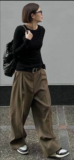 Normcore Outfits, Wide Pants, Street Style Outfit, Dress Codes, Smart Casual, Winter Women, Medium Hair Styles, Birkenstock