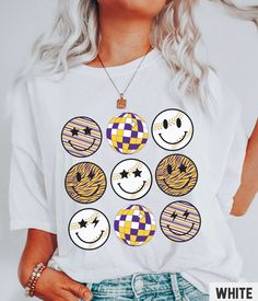 This Comfort Colors retro graphic tee and Gildan graphic sweatshirt features a LSU baseball themed smiley face and disco ball grid design in Louisiana State University colors. ✩ ✩ 𝗞𝗶𝗱𝘀 𝗖𝗼𝗺𝗳𝗼𝗿𝘁 𝗖𝗼𝗹𝗼𝗿𝘀 𝗧𝗲𝗲: https://starrieapparel.etsy.com/listing/1739436679 ✩ 𝗞𝗶𝗱𝘀 𝗦𝘄𝗲𝗮𝘁𝘀𝗵𝗶𝗿𝘁: https://starrieapparel.etsy.com/listing/1739436679 LSU Baseball Shirt Smiley Face Retro Graphic Tee Louisiana State University Tshirt Womens LSU Sweatshirt Lsu Tigers Gift LSU Game Day Outfit Character Print Crew Neck Top For College, Casual Funny Print Tops For College, Funny White T-shirt With Smiley Face, Fun Crew Neck Top For Game Day, Fun Screen Print Tops For Game Day, Fun Screen Print Top For Game Day, Fun Game Day Top With Screen Print, White Smiley Face Graphic Tee, White Graphic Tee With Smiley Face