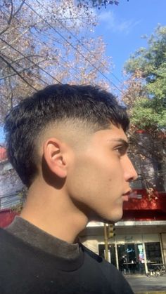 #mohicano #mohatt #cortehombre Men’s Haircuts Fohawk, Long Fade Haircut, Mens Haircuts Thick Hair, Mens Short Curly Hairstyles, Very Short Hair Men, Taper Fade Short Hair, Fade Haircut Curly Hair, Mid Fade Haircut