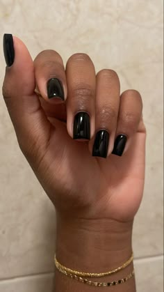 Solid Acrylic Nails Colors Short, Short Simple Cute Acrylic Nails, January Gel Manicure Ideas, Unique Nail Inspo Acrylic Short, Black Women Almond Nails, Black Shortie Nails, Xs Round Nails, Short Acrylic Nails On Dark Skin Hands, Clean Black Nails