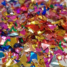 Decoración tipo escarcha o confetti, perfecta para creaciones con resina. Disponible en más de 5 colores diferentes. Cantidad: 0.75 onzas Metallic Foil, Confetti, You Nailed It, Christmas Crafts, Foil, Arts And Crafts, Glitter, Anime, Quick Saves