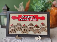 there is a wooden sign that says grandma's favorite batch with gingerbread men