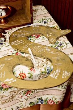 the table is covered with an elaborately decorated letter s and flowers on it, along with other decorative items