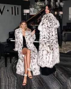 Girls Fur Coat, Fun Aesthetic, Fabulous Furs, Playful Style, Exotic Fashion, Estilo Preppy, Cult Gaia, White Fur