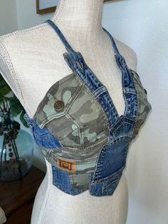 Diy Denim Top, Weird Clothing, Diy Cut Shirts, Model Clothing, Outfit Concert, Reworked Clothing, Blue Jean Outfits, Diy Clothes Design, Denim Ideas