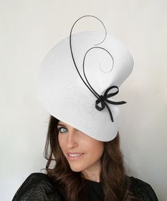 Elegant Black and white wedding fascinator hat Bride. This white fascinator hat is decorated with two black feathers that create an original draw and a black bow. It is a beautiful woman hat perfect for Special Occasion like weddings, Royal Ascot horse races, cocktails, Kentucky Derby, Tea Party, Baptism... This wedding hat is mounted on a headband that allows to tilt the hat to the liking of each one. If you would like to change any colors or items of the hat please contact us to meet your need Elegant Black And White Wedding, Ascot Horse Racing, Special Occasion Hats, White Fascinator, Kentucky Derby Fascinator, Horse Races, Woman Hat, Derby Fascinator, Wedding Hat