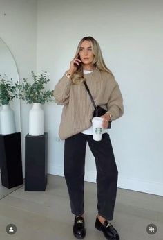 Simple Chic Office Outfit, Business Casual Outfits For Women Long Sleeve, Comfy Fall Office Outfits, Rainy Day Work Outfit Professional Spring, Comfy Cute Office Outfits, Easy Comfortable Work Outfits, Smart Casual Rainy Day Outfit, Business Casual Therapist Outfits, Basic Neutral Outfits Aesthetic