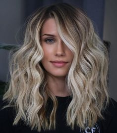 Soft Blonde Hair Dark Roots, Blonde With Shadow Roots And Money Piece, Dark To Blonde Hair, Blonde Hair Brown Roots, Blonde Hair Fade, Black Roots Blonde Hair, Blonde Hair With Brown Roots, Blonde 2023, Root Smudge Blonde