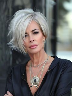 Κούρεμα Bob, Short Silver Hair, Messy Short Hair, Sassy Hair, Stylish Haircuts, Haircuts For Medium Hair, Sleek Hairstyles, Short Hair Haircuts, Grey Hair