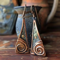 Explore copper chic with our artisan made handcrafted earrings, ensuring that your style remains on point for any occasion. Metal Jewellery Handmade, Metal Jewelry Handmade, Metal Stamped Jewelry, Metalwork Jewelry, Earrings Inspiration, Handmade Wire Jewelry, Handcrafted Earrings, Metal Earrings, Creative Jewelry