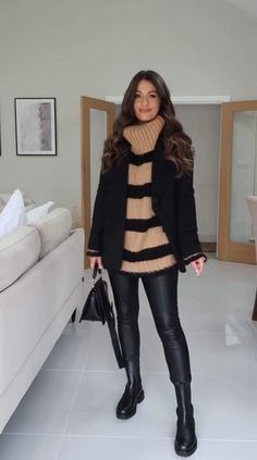 Winter Outfits Brunette, Cute Casual Dinner Outfits Winter, Outfit Formal Invierno Mujer, Office Winter Outfits Women, Lederhosen Outfit, Black Leather Leggings, Winter Outfit Ideas