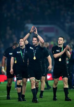 the rugby team is applauding on the field