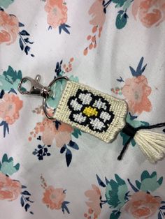 This keychain is inspired by gardens and flowers. It's handmade by yours truly. This keychain is fun, cute and simplistic.  It's easy to put on your keys, luggage, or bag, and on top of that gives the perfect summertime vibe to wherever you choose Braided Bracelets, Daisy Flower, Embroidery Floss, Embroidery Flowers, Friendship Bracelets, Favorite Jewelry, Daisy, Jewelry Bracelets, Handmade Items