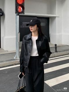 Korean Model Outfits, Korean Street Fashion Cute, Korean Street Outfit, Korea Outfit Ideas, Korean Outfits Street Styles, Ootd Tomboy, Black Outfit Korean, Korean Outfits Casual, Seoul Street Style