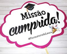 a sign that says missa comprida with a graduation cap on top of it