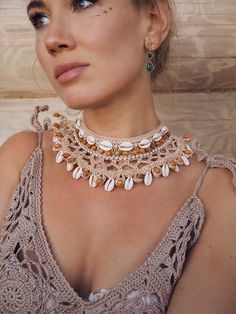 Crochet choker with seashells and wood beads, beautiful necklace in boho style.  Perfect accessories for beach vacation or hoho festival Choker Crochet, Accessories For Beach, Crochet Choker, Crochet Shell, Shell Choker, Boho Shops, Boho Choker, Necklace Choker, Boho Crochet