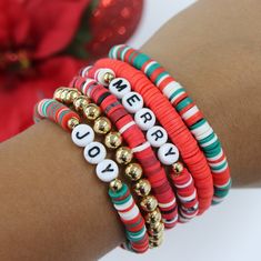 Christmas Bead Bracelets Diy, Aesthetic Bff Bracelets, Bracelets For Christmas, Bracelet Ideas Beaded Words, Christmas Outfit Accessories, Clay Christmas Bracelets, Words For Beaded Bracelets, Beads Name Ideas, Holiday Clay Bead Bracelet Ideas