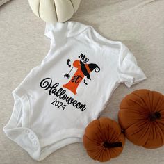 MY FIRST HALLOWEEN  Personalised option available this will display name and 2024 (i.e MEGAN 2024) SHORT SLEEVED BODYSUIT/ VEST 100% COTTON HTV VINYL  SIZES: TINY BABY NEWBORN UP TO 1 MONTH 3-6 MONTHS 6-9 MONTHS 9-12 MONTHS 12-18 MONTHS 2-3 YEARS ADVICE FOR WASHING Wash inside out and do NOT tumble dry Do NOT iron directly on the vinyl Water temperature NOT above 30 degrees celsius or 80 degrees fahrenheit White Bodysuit For Halloween Costume Party, White Onesie Halloween Costume, 6 Month Pregnant Halloween Costume, Cute White Bodysuit For Halloween, Fitted Onesie For Halloween Playtime, Playful Halloween Costume Onesie, Fitted Halloween Onesie For Playtime, Halloween Vest, Pregnant Halloween Shirt