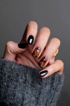 Animal prints have long been a fashion staple, from leopard to cheetah patterns in clothing, and now this trend has made its way to nail art. We’re also seeing a variety of animal inspired designs on nails, including crocodile, tortoise shell, and even leopard prints, adding a wild and edgy twist to manicures.
#nailtrends #animalprintnails Honeymoon Nails, Nagellack Trends, Shaped Nails, Fall Nail Art, Dip Powder Nails, Autumn Nails, Manicure Y Pedicure, Nail It