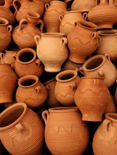 a large pile of clay pots sitting next to each other