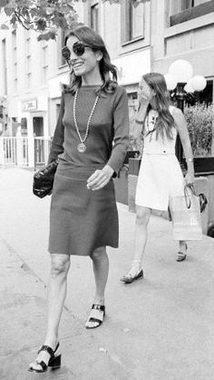 Lee Radziwill leaving Serendipity with daughter Tina, 1973 Lee Radziwill Style, Carole Radziwill, Caroline Lee, Lee Radziwill, Style Muse, Jackie O, Audrey Hepburn, First Lady