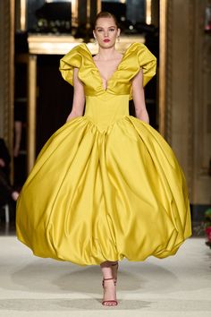 Corseted Bubble Dress | Christian Siriano Yellow Runway Fashion, Yellow Runway, Simpul Makrame, Fall 2023 Ready To Wear, Moda Outfit, 2023 Ready To Wear, Bubble Dress, Christian Siriano, Outfit Look