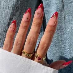 Décorez vos ongles avec raffinement en utilisant notre collection exquise de ongles à pointe française rouges et de modèles à pointe française amande. Découvrez l'élégance redéfinie alors que la manucure française classique rencontre une touche vibrante de teintes pourpres, pour un charme intemporel à portée de main. .💅💖 LONGUEUR ET FORME comme sur la photo : amande moyenne ÉTAPES POUR CRÉER CET ENSEMBLE : Gel de base Gel de construction 2 couches de base Frenchies peintes à la main Motifs chr Red Era Nails, Short Almond Nails, Manicure Tips, Gold Nail, Red Nail Designs, Star Nails